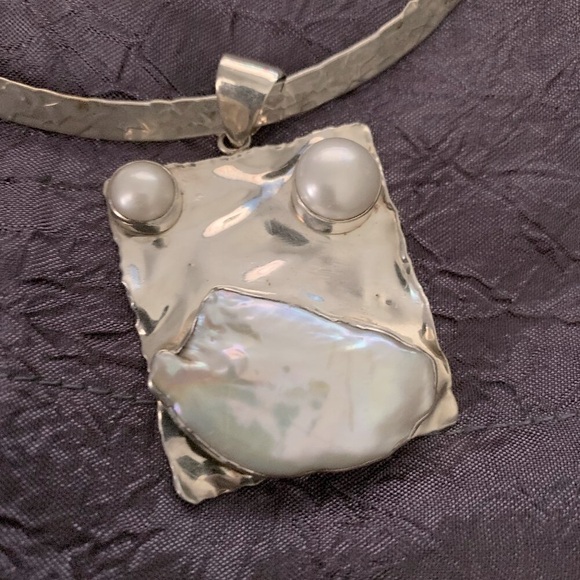 Sterling Silver Choker with 2 Fresh Water Pearls & a Biwa Pearl & Earrings Set - Picture 3 of 13